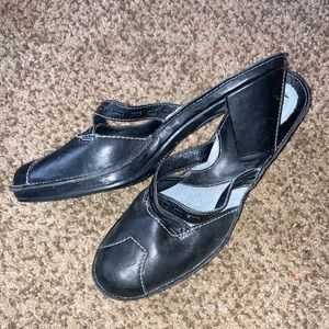 Clarks artisan heels 3” 10M women’s leather uppers super comfy